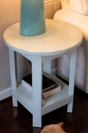 Benchwright Round Side Table. DIY @ www.tommyandellie.com