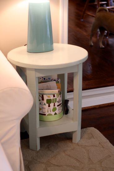 Benchwright Round Side Table. DIY @ www.tommyandellie.com