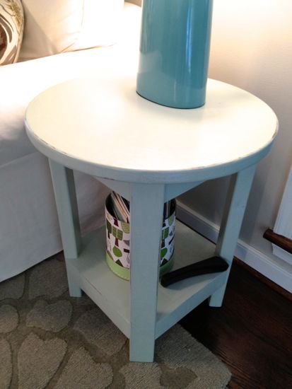 Benchwright Round Side Table. DIY @ www.tommyandellie.com