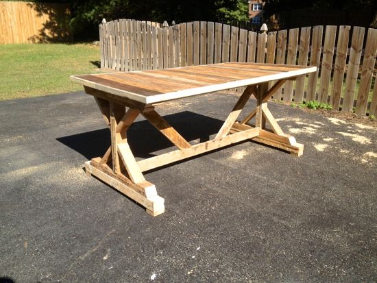 Fancy X Table from Pallets. $0. DIY @ www.tommyandellie.com