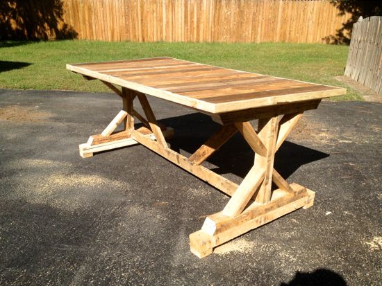 Fancy X Table from Pallets. $0. DIY @ www.tommyandellie.com