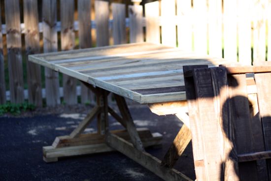 Fancy X Table from Pallets. $0. DIY @ www.tommyandellie.com